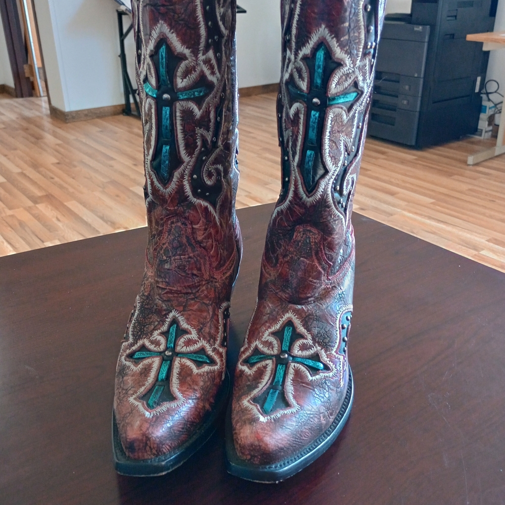 Rare Women's Western Cross Embroidered Boots Worn Once